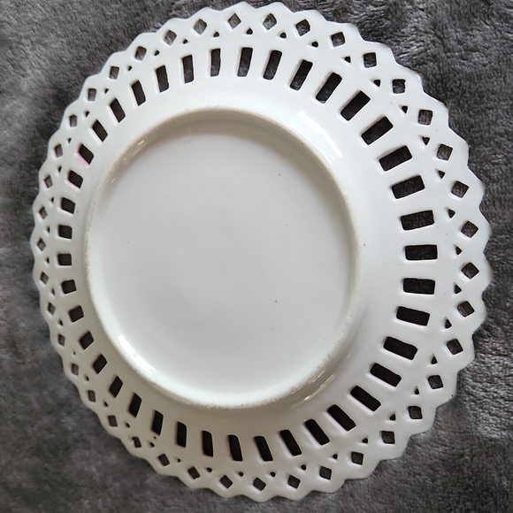 A Lattice Edge 7 " Plate with 2 Gold Circles of a Woman Gathering Holly - Picture 8 of 8